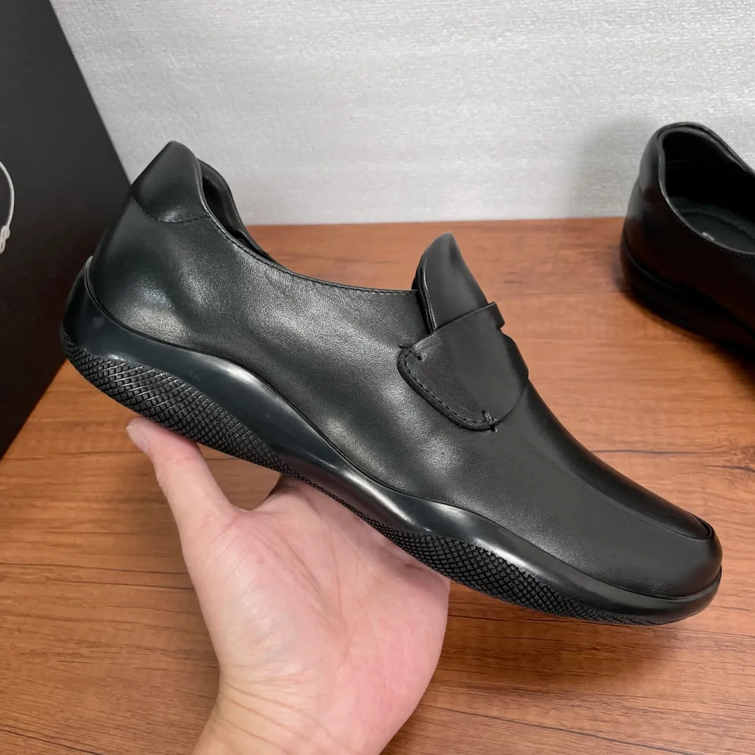 💰720 Code: YS003342 Prada/Prada men's new leather sneakers. These sneakers are made of imported calf leather and have a classic penny loafer upper design style, inspired by classic aesthetic concepts. Equipped with 3.5cm iconic red label lightweight elastic rubber soles, fabric and cowhide mixed lining, and silk-printed logo cowhide foot pads. The style is versatile and durable, comfortable and breathable, and comes with a full set of original packaging dust bags! Size: 39-40-41-42-43-44 Standard leather shoe size (45 can be customized but returns and exchanges are not supported) Item number: 4D3612 Black